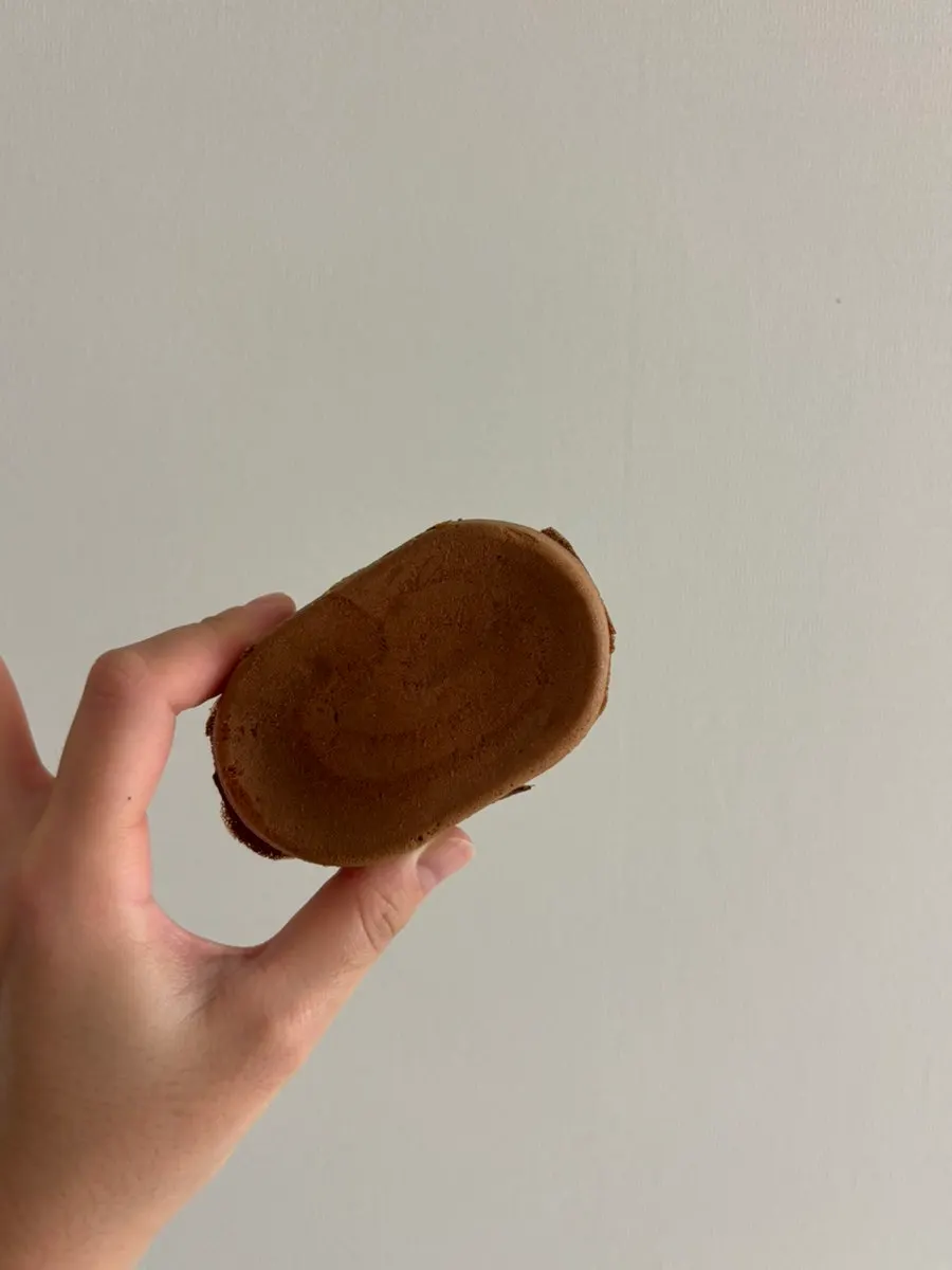 Crisp peanut bread filled with peanuts