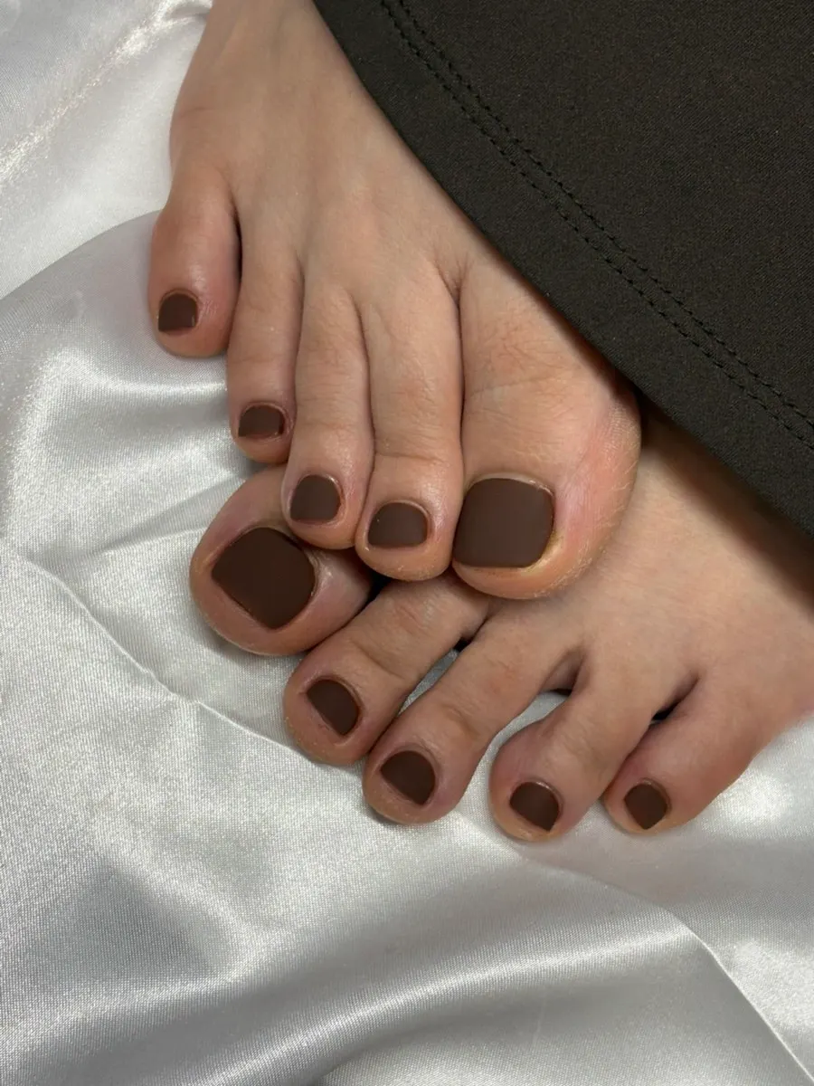 깔끔하게 마무리된 패디큐어 발톱
