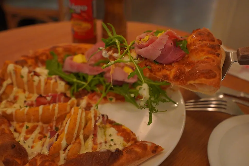 Jambon-beurre pizza with chewy dough