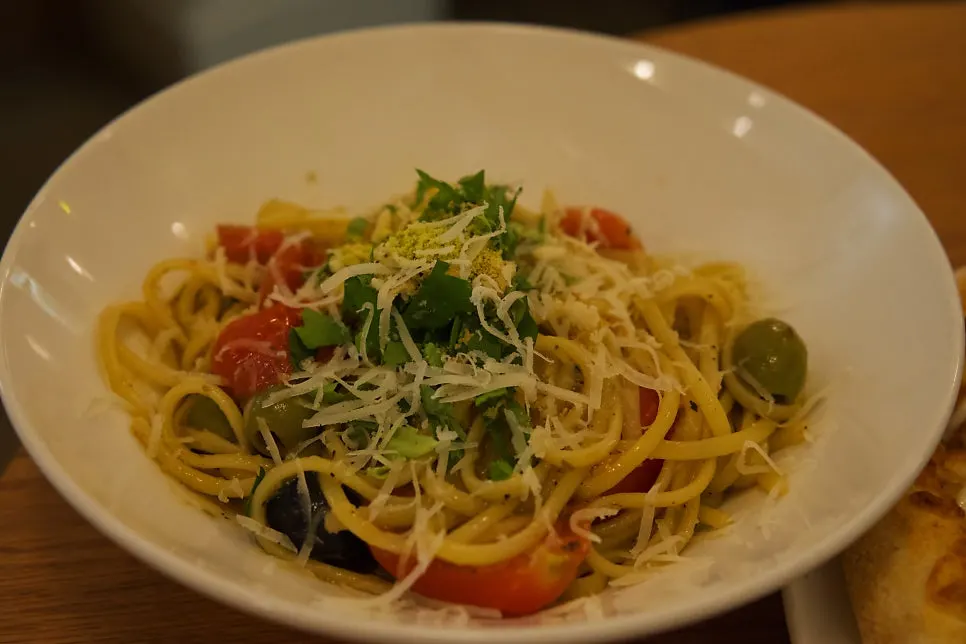 Puttanesca pasta with anchovy and olive aromas