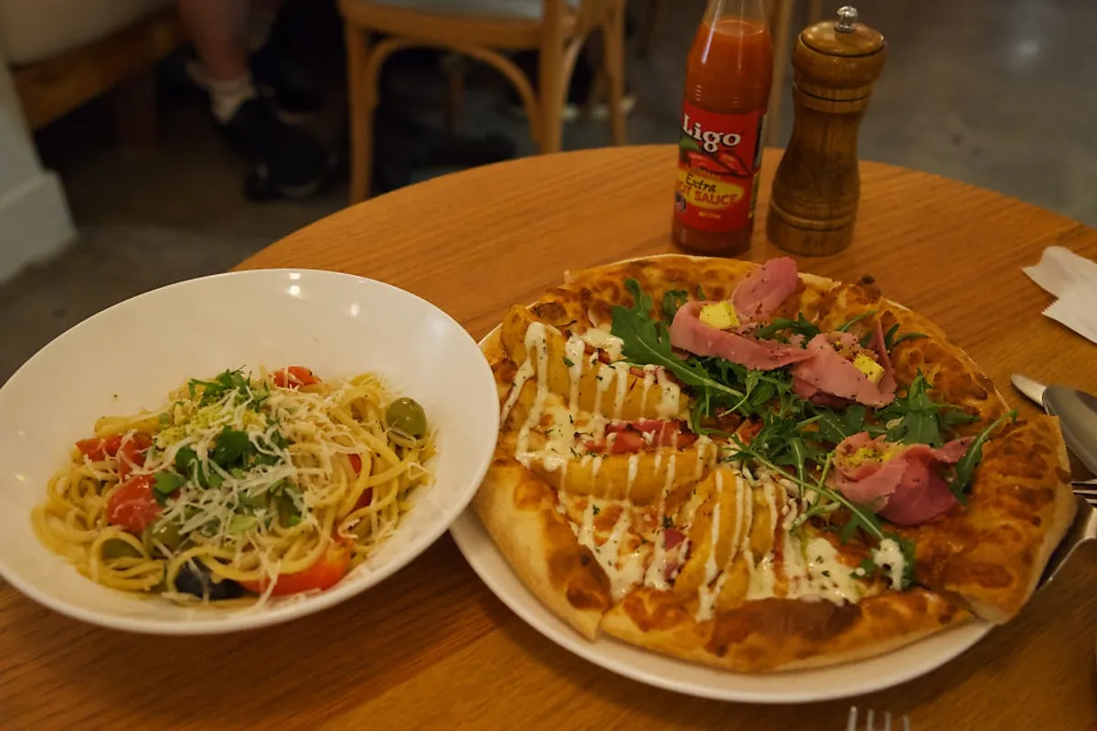 Set with two kinds of pizza and pasta