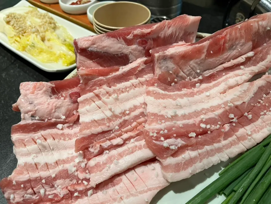 숯불에 올린 생 돼지갈비