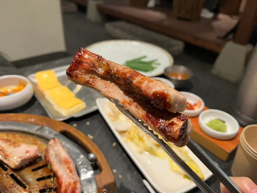 살이 넉넉하게 붙은 돼지 갈빗대