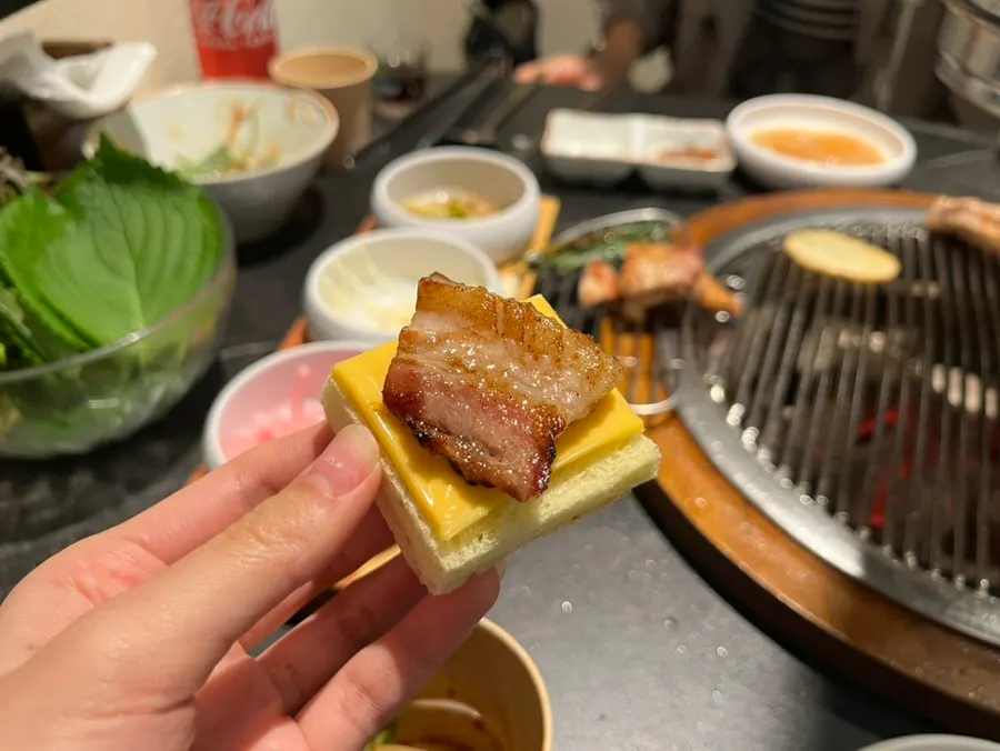 체다치즈가 올라간 치즈식빵 사이드