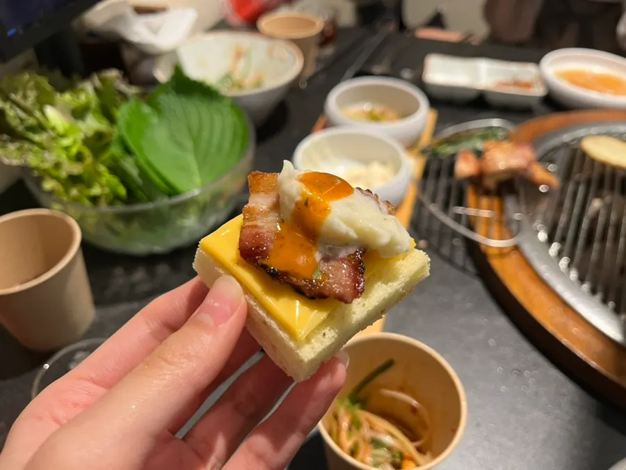 마라 소스와 함께 나온 치즈식빵
