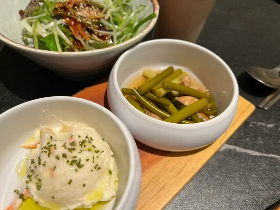치즈식빵 위에 올린 감자샐러드와 구운 돼지갈비