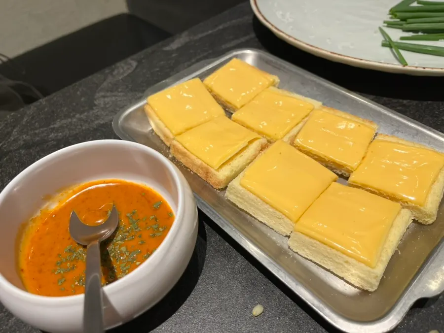 돼지갈비를 올려 완성한 치즈식빵 한 입