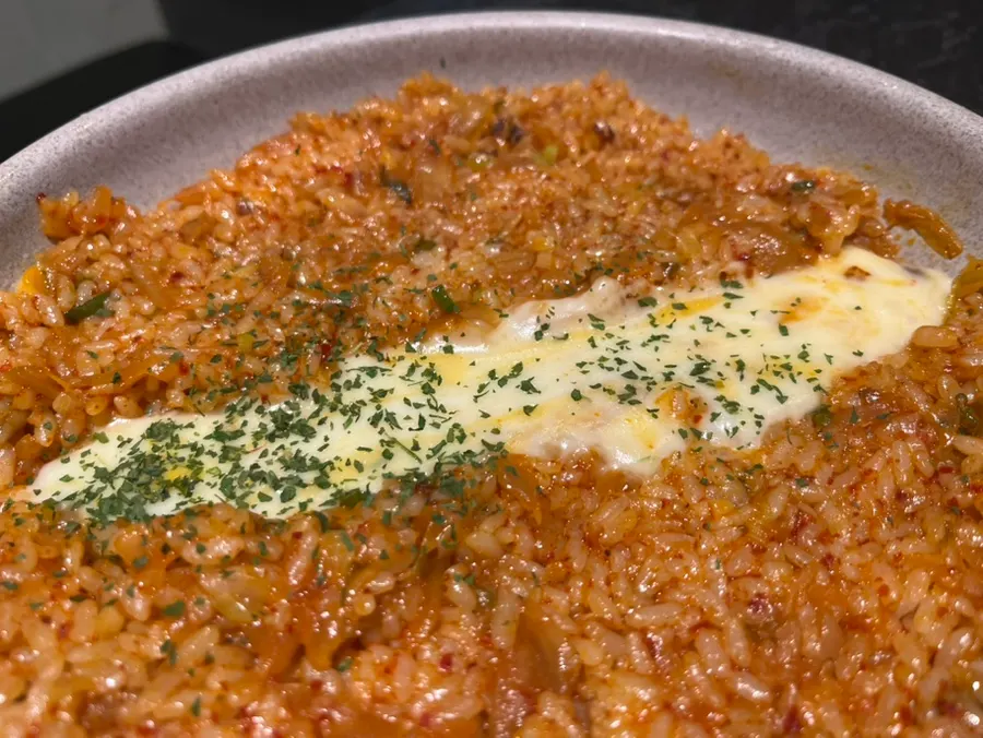 길게 늘어나는 치즈볶음밥 치즈