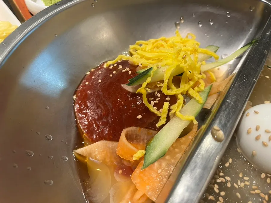 물냉면과 비빔냉면을 함께 담은 반반냉면