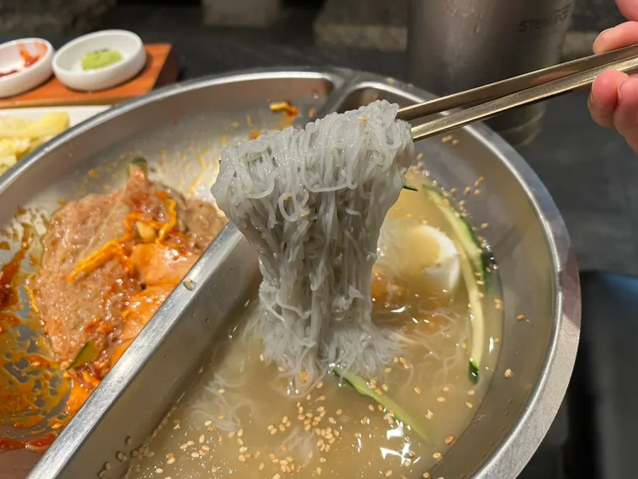 반반냉면 면발 클로즈업