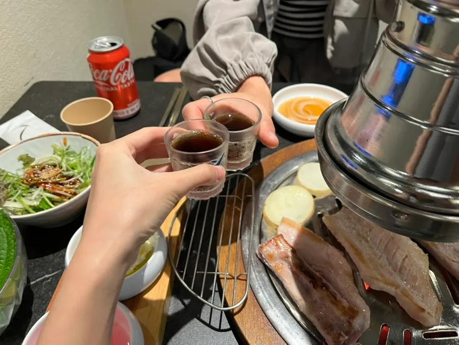 숯불에서 익어가는 양념 돼지갈비