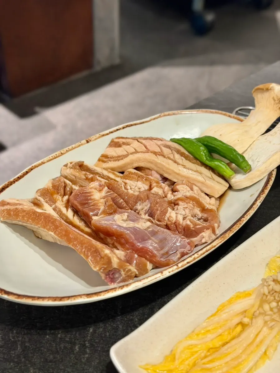 Pedido de una fuente de galbi de cerdo marinado