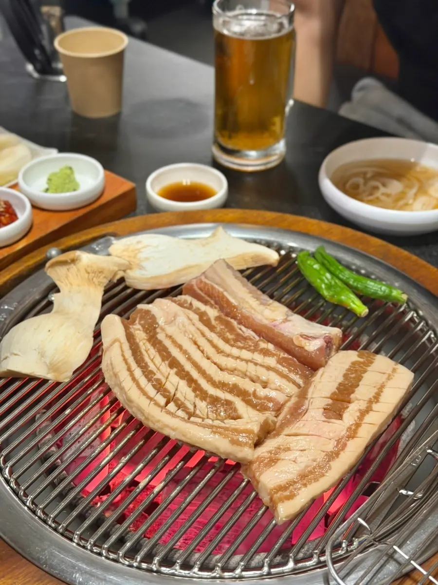 Fuente de galbi de cerdo marinado