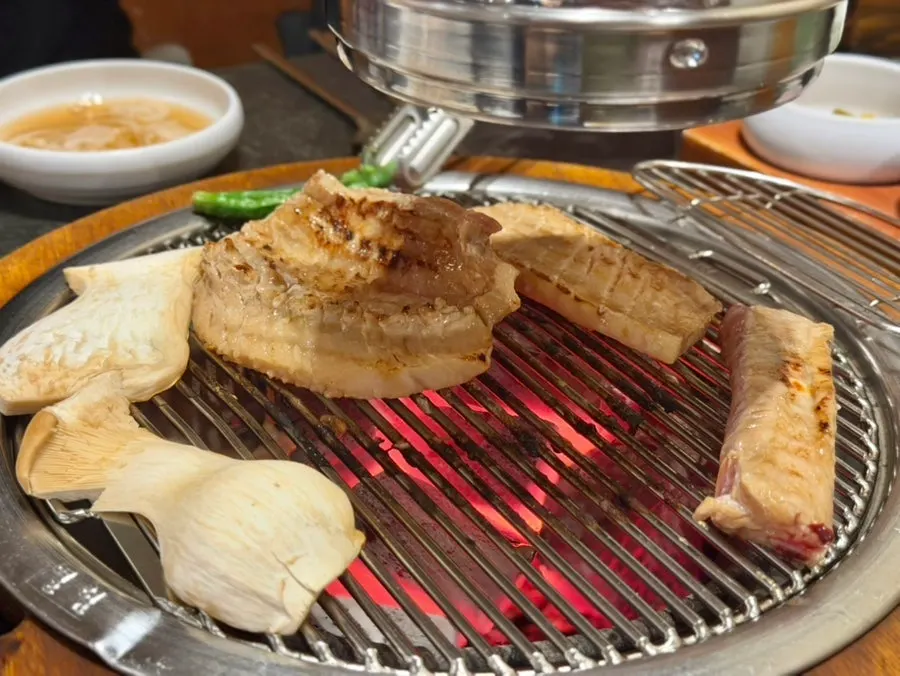 Galbi de cerdo sobre una parrilla de carbón vegetal