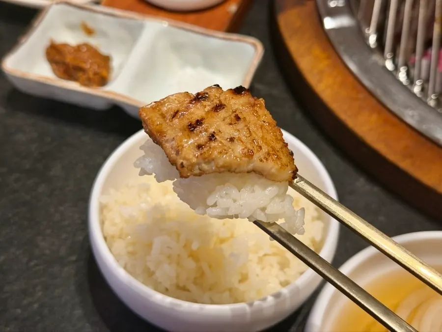 Un trozo jugoso de galbi de panceta con hueso