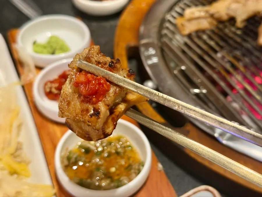 Ssam de galbi con baek-kimchi y myeongi-namul