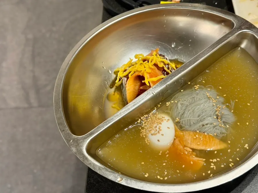 Naengmyeon mitad y mitad con mul-naengmyeon y bibim-naengmyeon