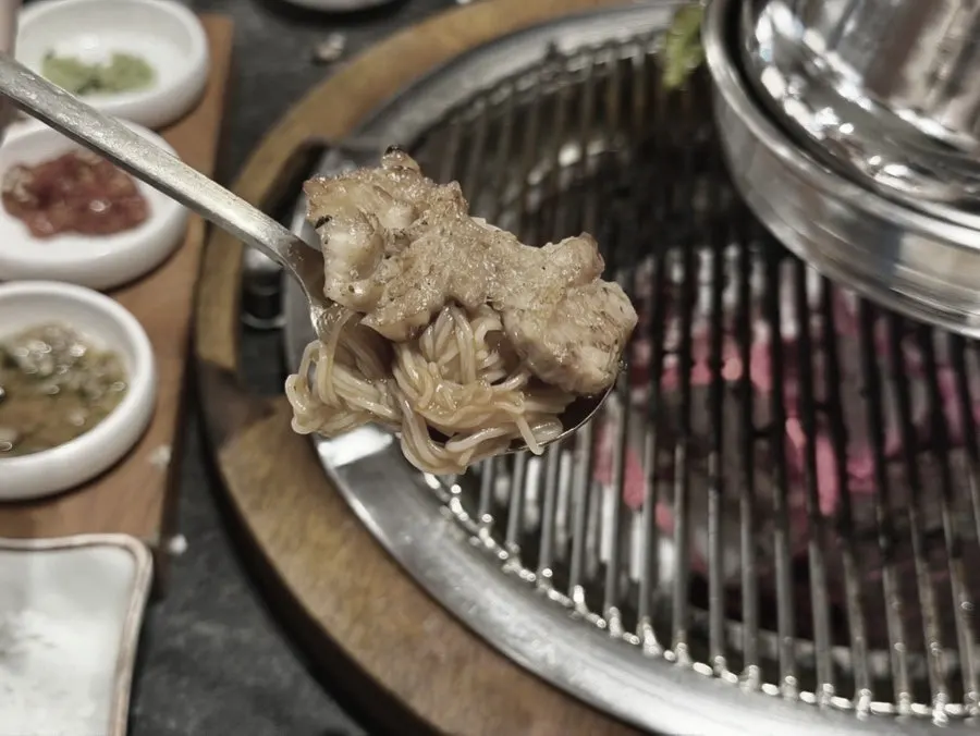 Cena en Gilchon Sutbul Galbi