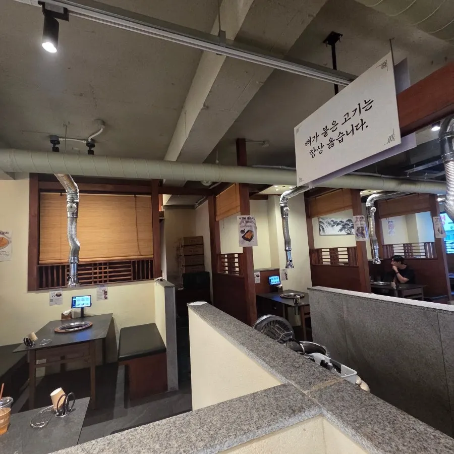 Empty 4-person table seating at Gilchon Sutbul Galbi Seomyeon Main Branch
