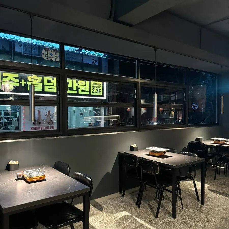 블랙 계열 인테리어의 유망주 서면점 내부 좌석