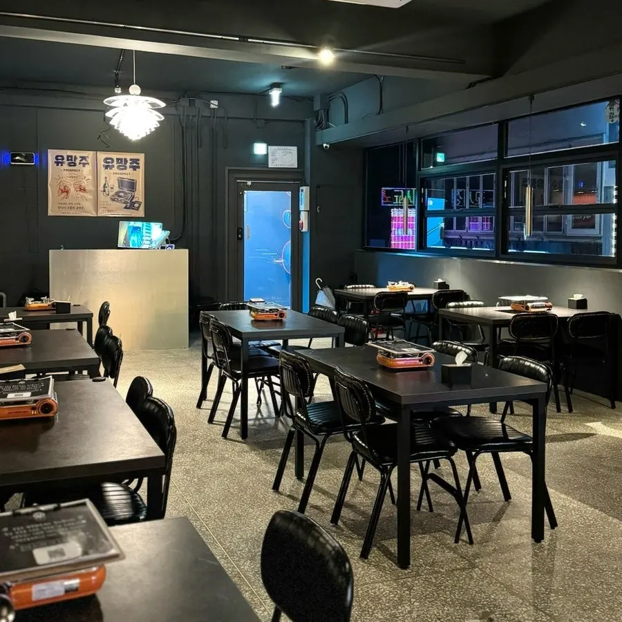 어두운 조명의 유망주 서면점 홀 전경