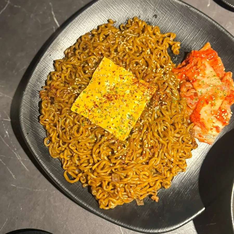치즈 한 장이 올라간 짜파게티