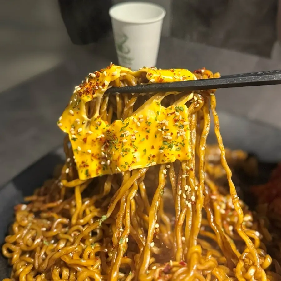 탱글한 면발의 짜파게티 클로즈업