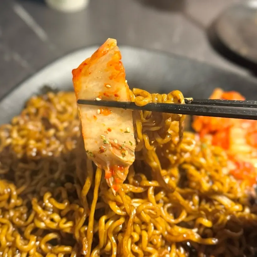 김치를 올린 짜파게티 한 젓가락