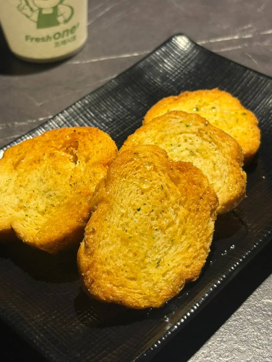 Complimentary garlic baguette starter
