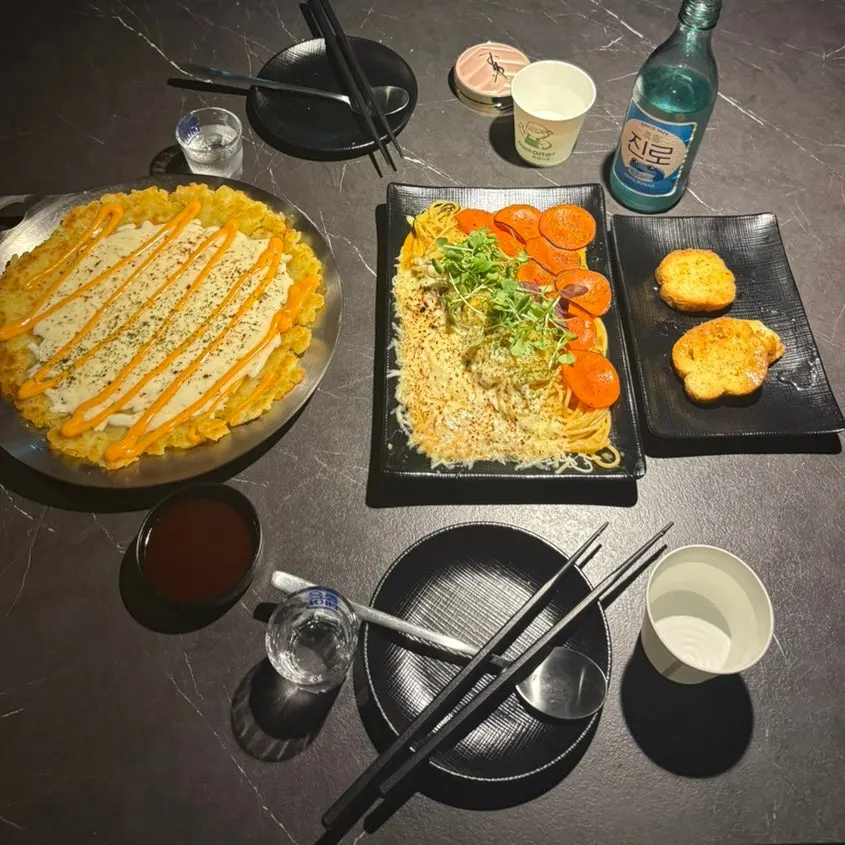소주잔 짠하는 테이블 풍경