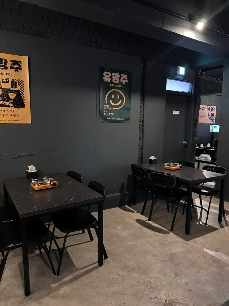 Seating at Yuumangju Seomyeon Branch, including group tables