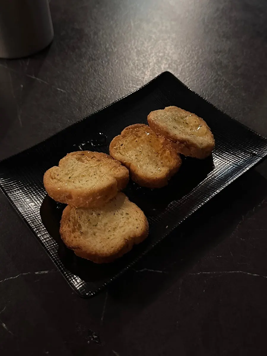 Honey-drizzled garlic bread, the basic anju