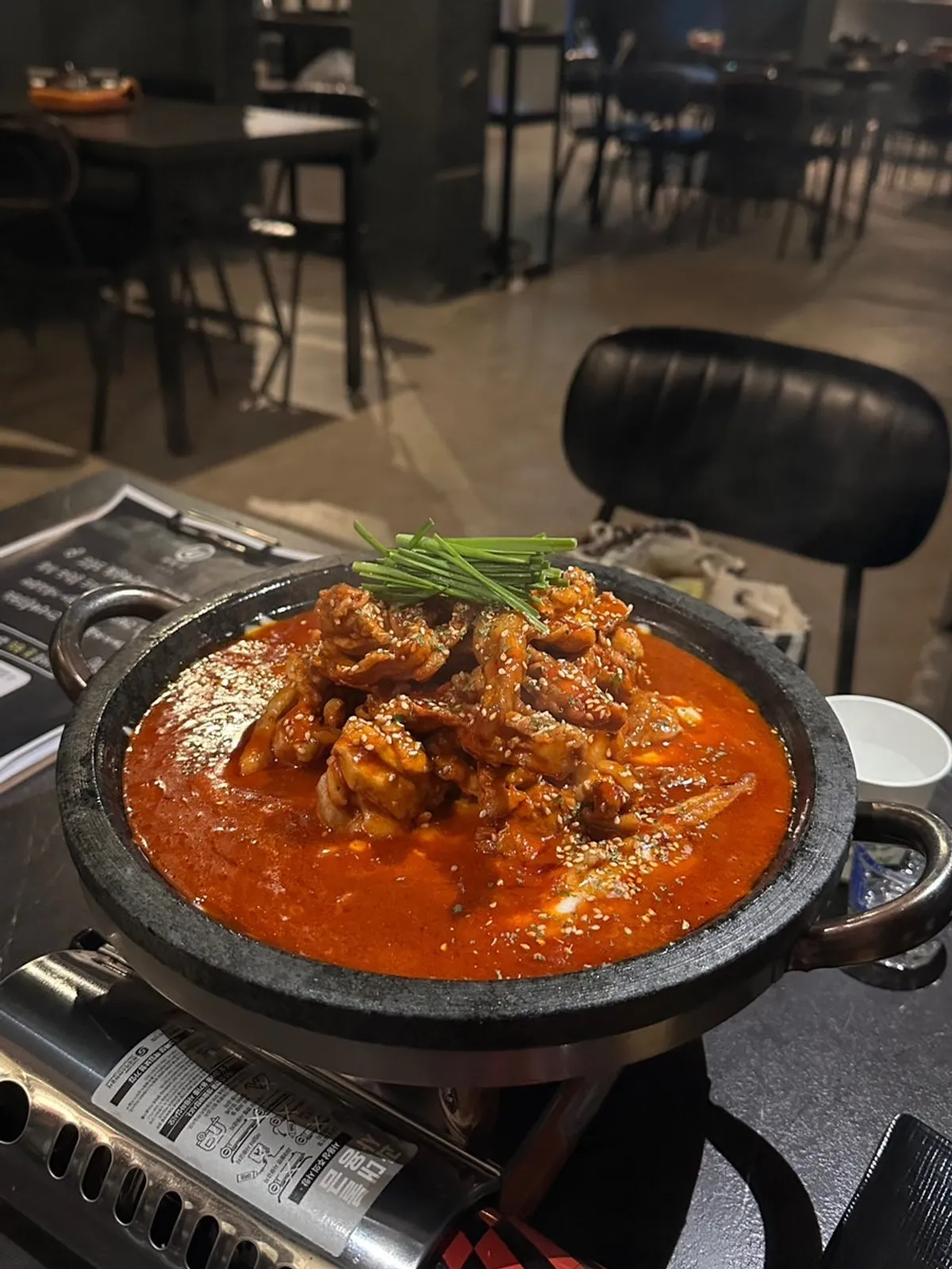 Yuumangju-e Da Moatdak served on a hot stone plate