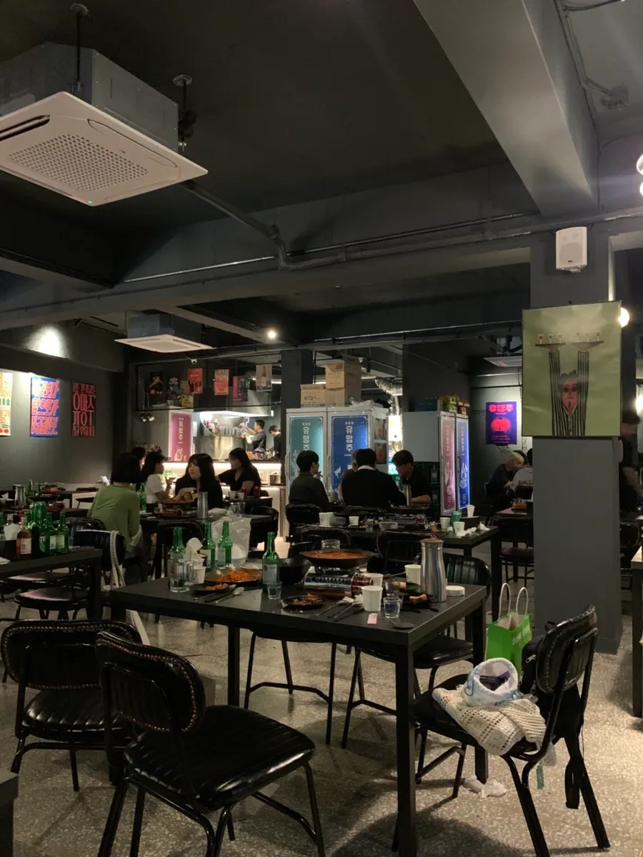 어두운 조명의 블랙 톤 술집 내부