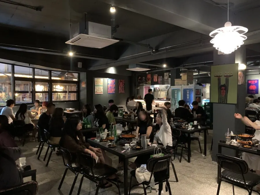 테이블이 여러 개 놓인 요리주점 홀