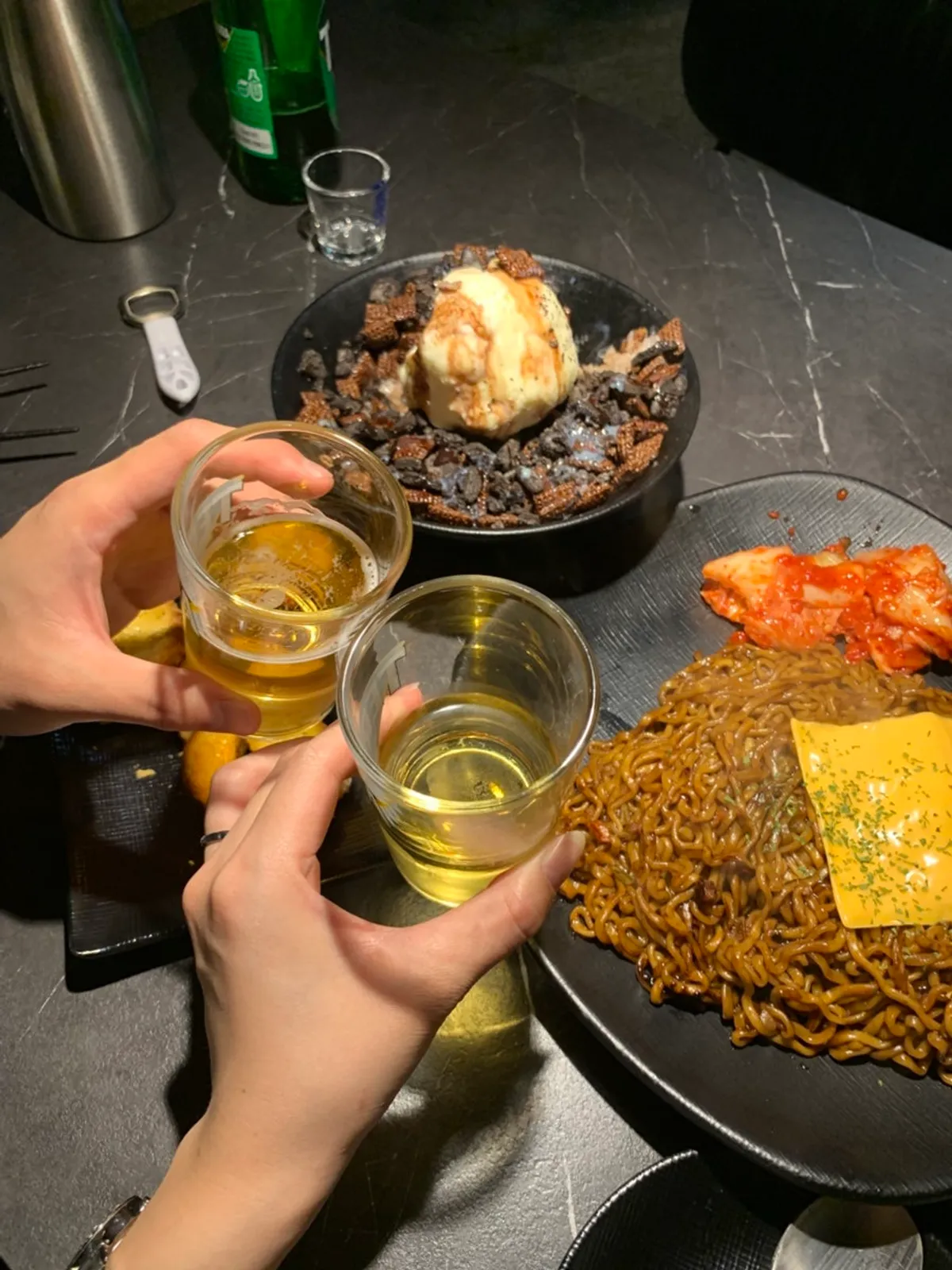 짜파게티 김치와 오레오 빙수가 놓인 테이블