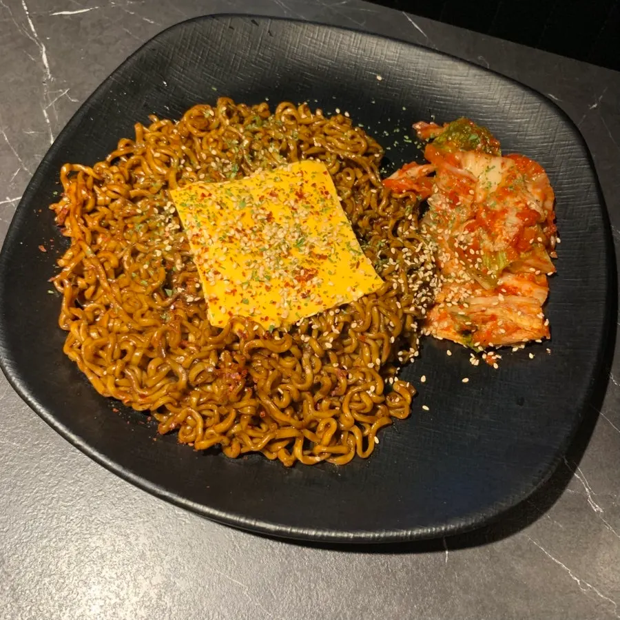 치즈 올린 짜파게티 김치 한 접시