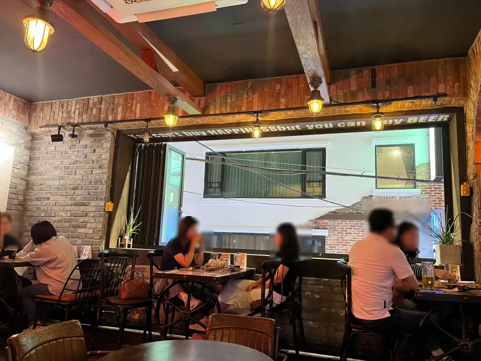 Pub-style interior of Craft Hans Seomyeon Branch