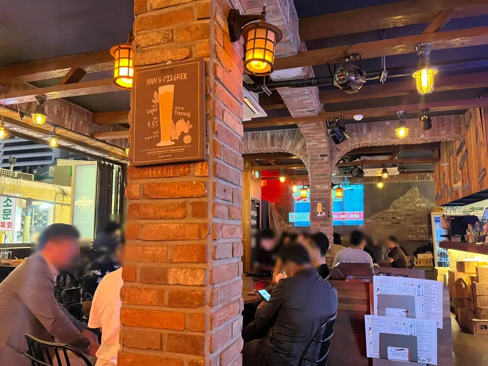 Group-friendly seating at Craft Hans Seomyeon Branch