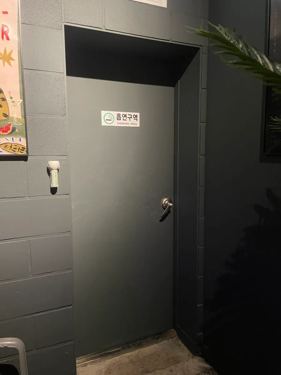 Sign pointing to the bathroom and smoking room at Yuumangju Seomyeon Branch