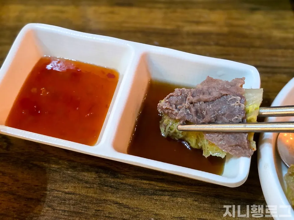 チリソースと醤油ソースを添えたミルフィーユ鍋