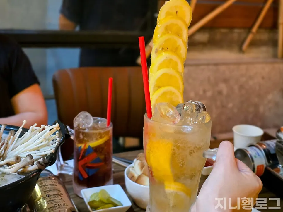レモンスライスを乗せたレモンハイボール