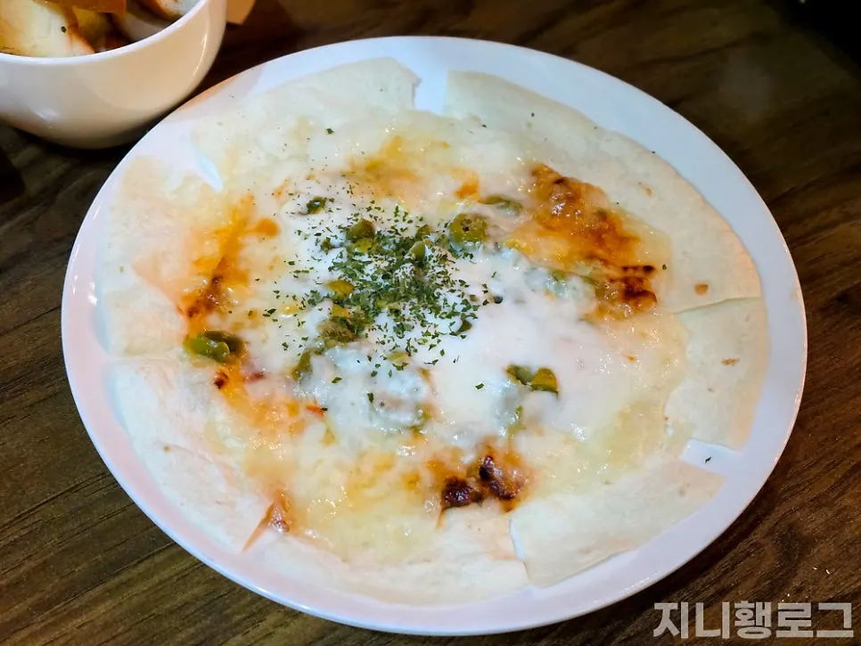 チーズフォンデュから取り出したぷりぷりのエビ