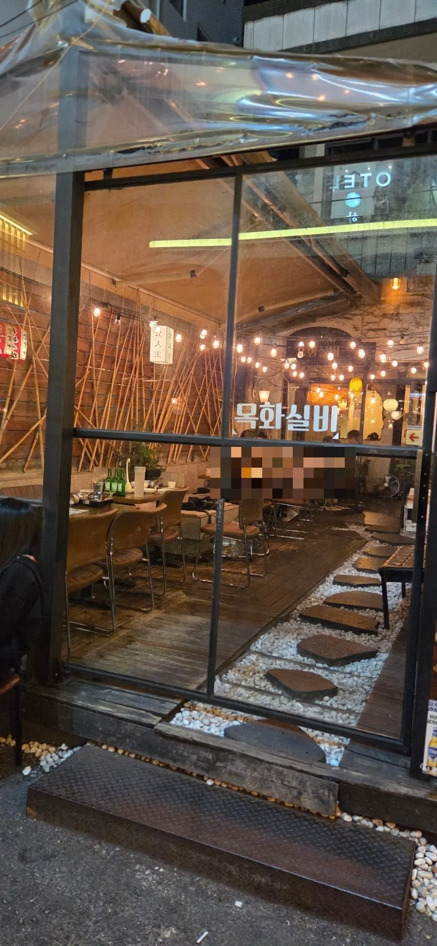 露出天井と植物装飾があるモクファシルビの店内