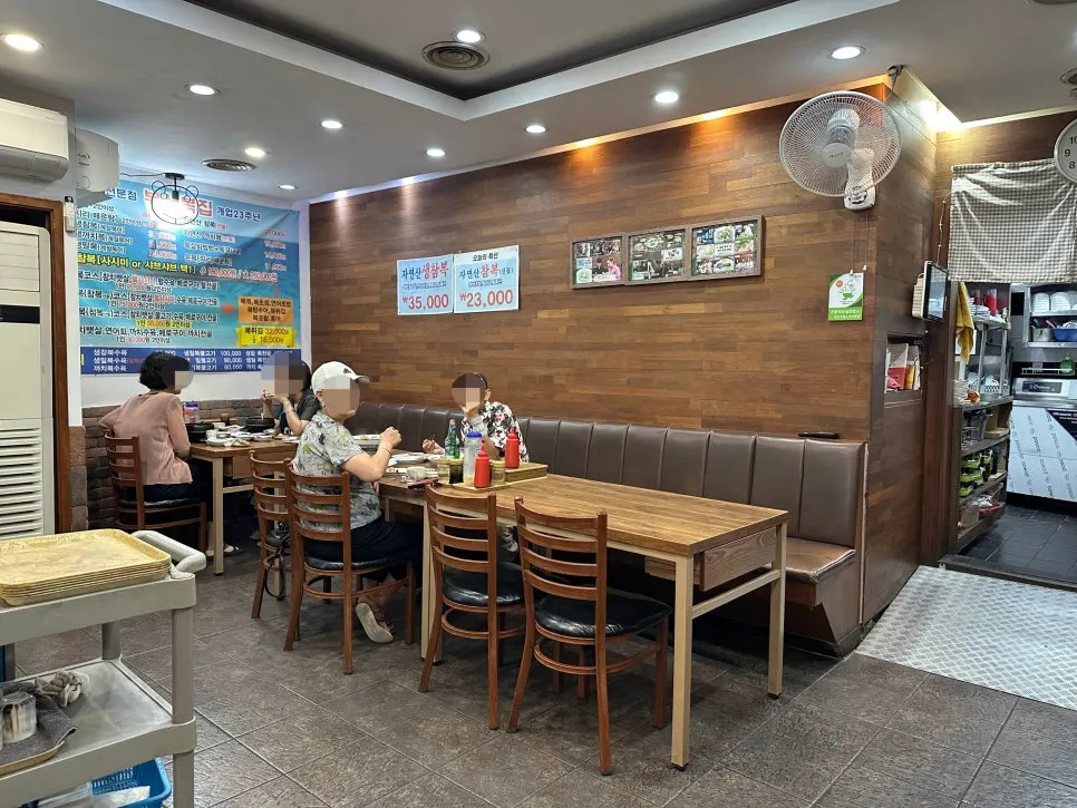 Interior atmosphere at Busan Bokjip