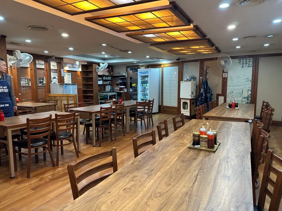 Table spacing at Busan Bokjip