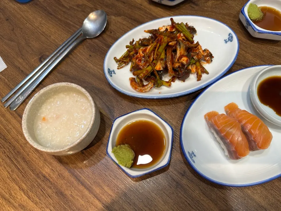 Salmon sushi and seasoned pufferfish skin