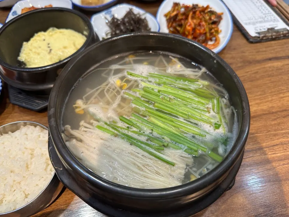 Fresh cham-bok clear soup with enoki mushrooms and bean sprouts