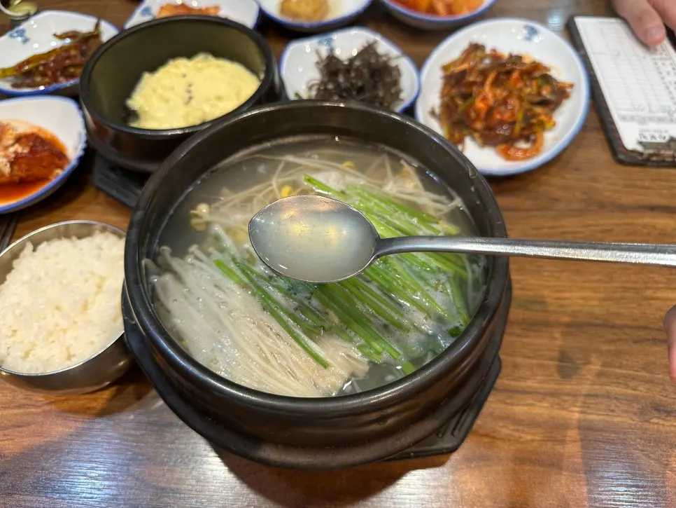 Clear pufferfish soup with generous chunks of fish