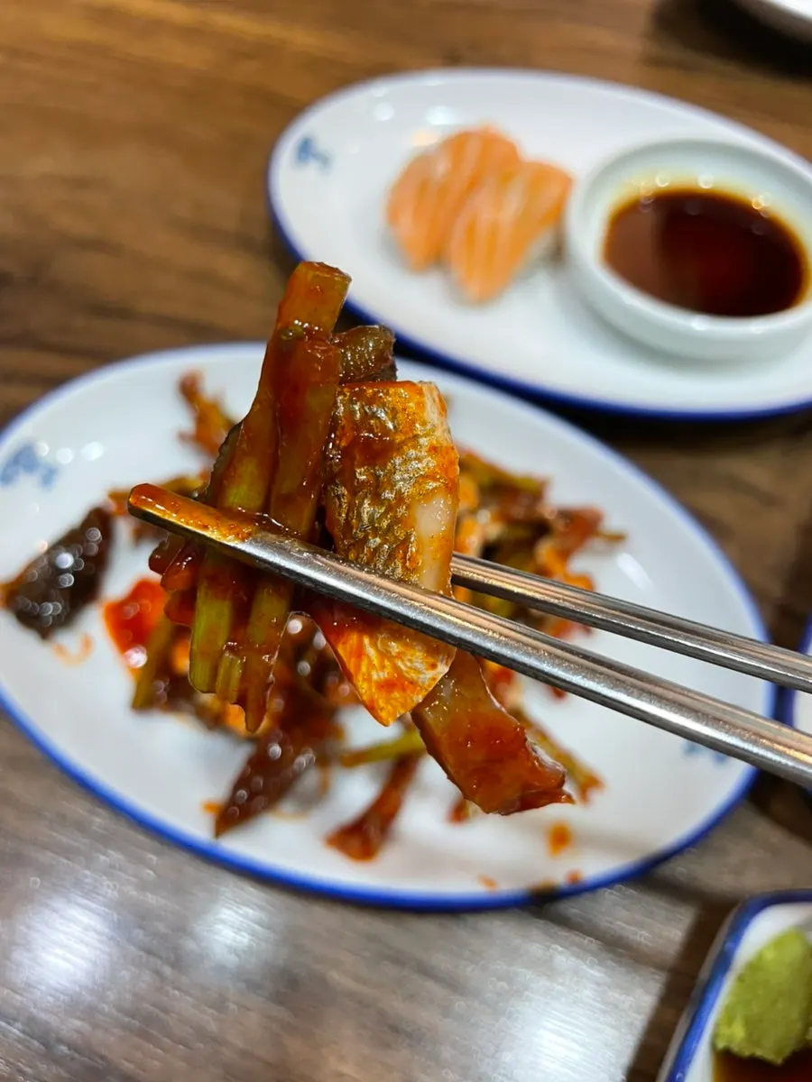 Gỏi da cá nóc và sushi cá hồi